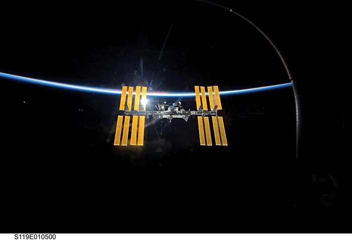 
    Capsula cu care  au ajuns la sol,  înnegrită de  temperaturile  ridicate de la  intrarea în  atmosferăFoto: AP  