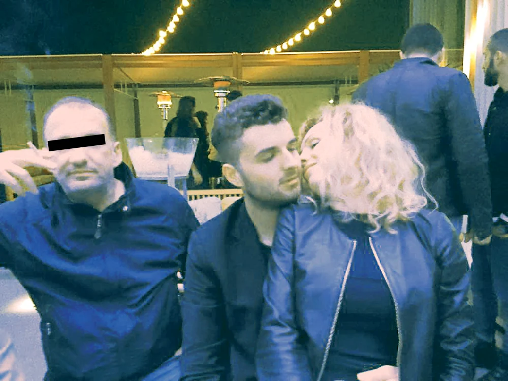 La 1 noaptea, Roxana  pleca la întâlnirea  cu Anda Adam