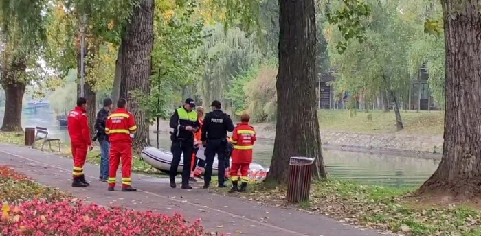 Pompierii au recuperat cadavrul care pli'utea pe Bega. Foto: captură video