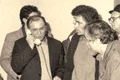 Ion Iliescu, în centru, vorbind la telefon. În stânga sa, Petre Roman. În dreapta lui, Adrian Sârbu