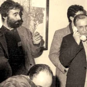 Ion Iliescu, în centru, vorbind la telefon. În stânga sa, Petre Roman. În dreapta lui, Adrian Sârbu