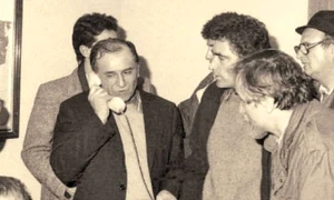 Ion Iliescu, în centru, vorbind la telefon. În stânga sa, Petre Roman. În dreapta lui, Adrian Sârbu