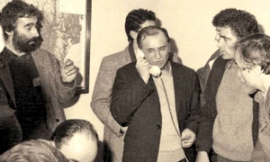 Ion Iliescu, în centru, vorbind la telefon. În stânga sa, Petre Roman. În dreapta lui, Adrian Sârbu