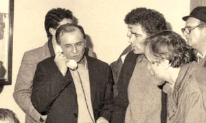 Ion Iliescu, în centru, vorbind la telefon. În stânga sa, Petre Roman. În dreapta lui, Adrian Sârbu