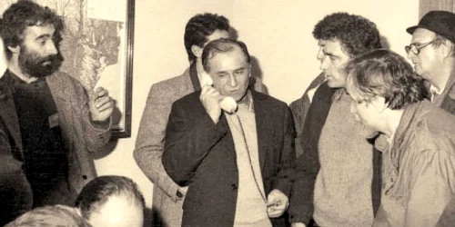 Ion Iliescu, în centru, vorbind la telefon. În stânga sa, Petre Roman. În dreapta lui, Adrian Sârbu