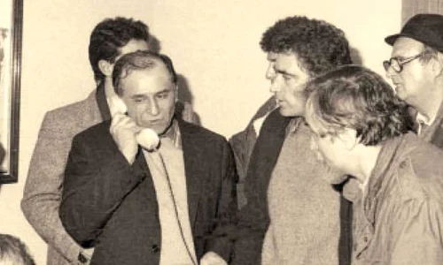 Ion Iliescu, în centru, vorbind la telefon. În stânga sa, Petre Roman. În dreapta lui, Adrian Sârbu