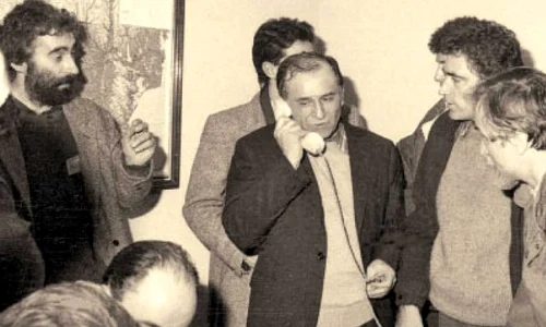 Ion Iliescu, în centru, vorbind la telefon. În stânga sa, Petre Roman. În dreapta lui, Adrian Sârbu