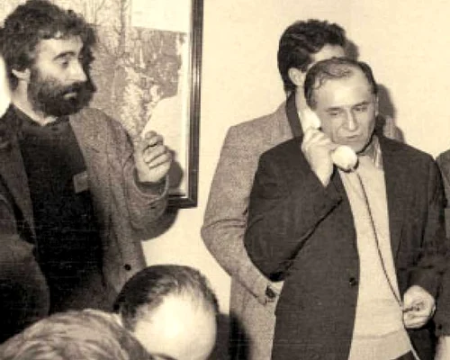 Ion Iliescu, în centru, vorbind la telefon. În stânga sa, Petre Roman. În dreapta lui, Adrian Sârbu