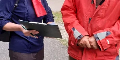 Campanie de semnături strânse de PSD în satul Zmeurătu - Stoeneşti din Vâlcea în pandemie fără distanţare socială - 19 iulie Foto Dorina Gheorghe