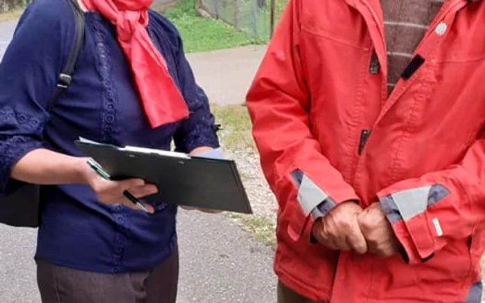 Campanie de semnături strânse de PSD în satul Zmeurătu - Stoeneşti din Vâlcea în pandemie fără distanţare socială - 19 iulie Foto Dorina Gheorghe