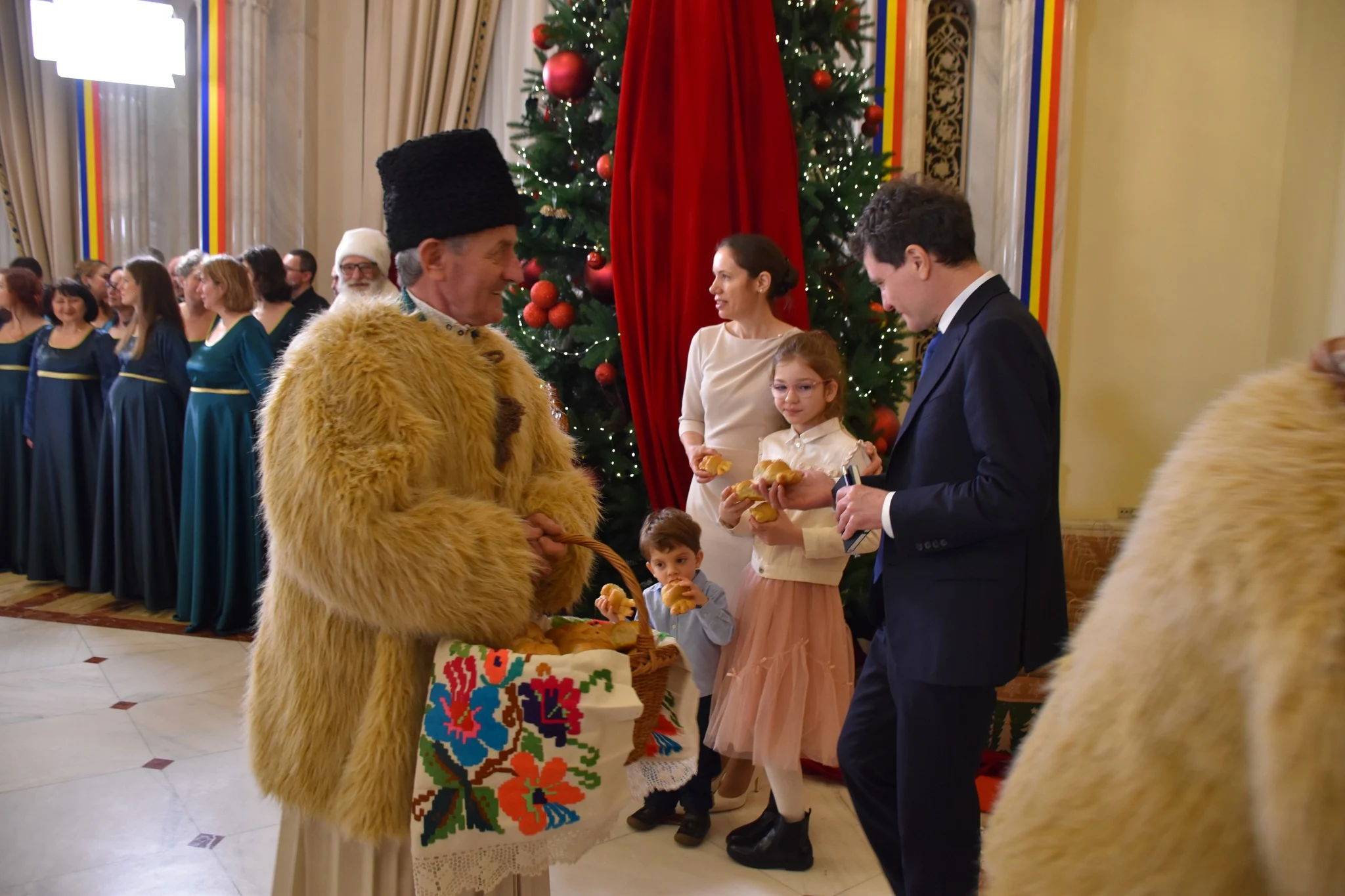 Mezinii familiei prezidențiale au captat atenția în timpul colindului de Palatul Cotroceni