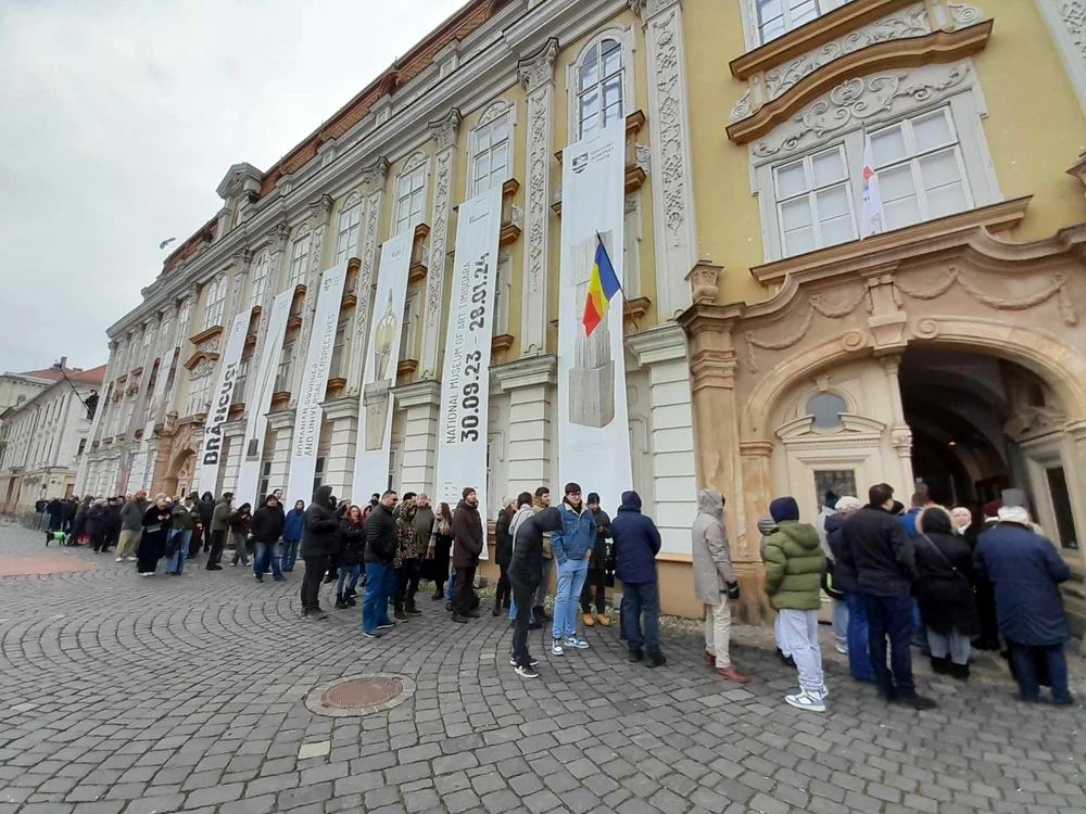 Coadă la Brâncuși în ultima zi de expoziție FOTO Ștefan Both