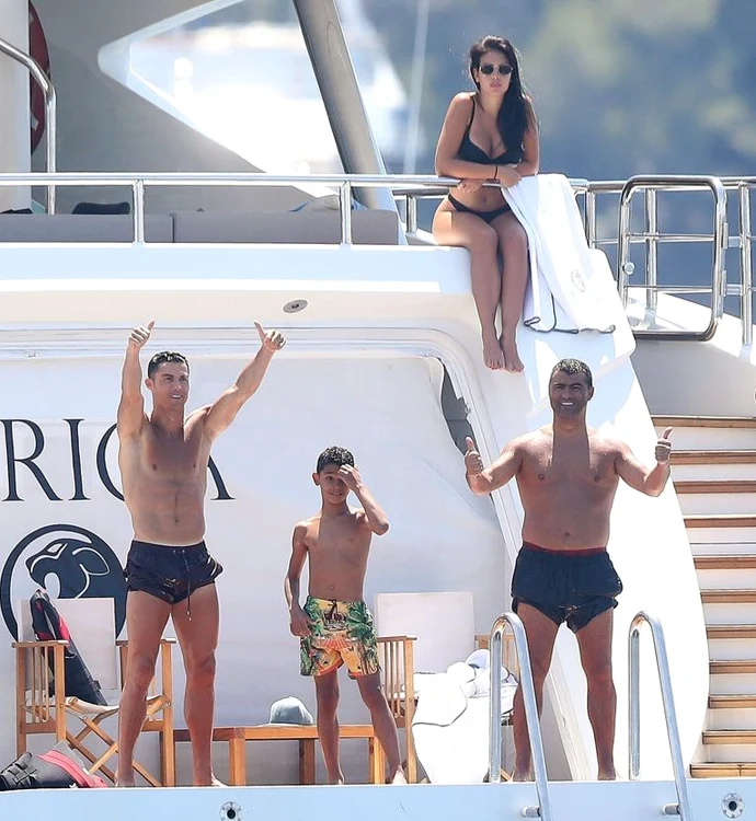 Cristiano Ronaldo s-a jucat pe yacht cu fiul său