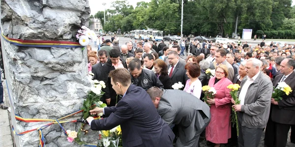 Oamenii au lăsat flori la piatra comemorativă din centrul Capitalei