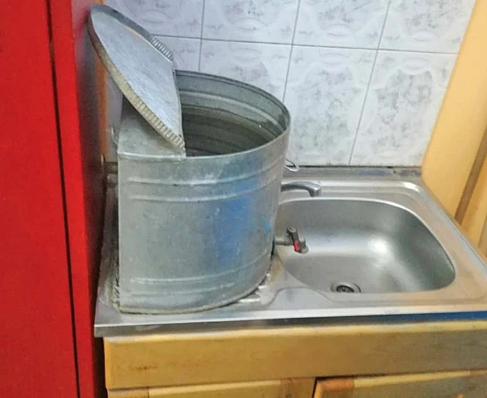 Aici se spală elevii pe mâini