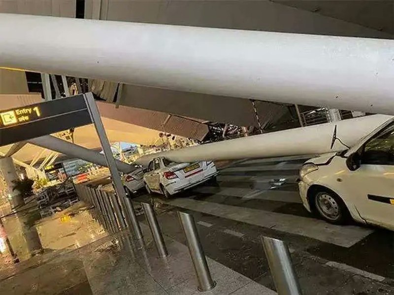 Tavanul unui aeroport din India s-a prăbușit din cauza ploilor torențiale. Mai multe zboruri, anulate VIDEO