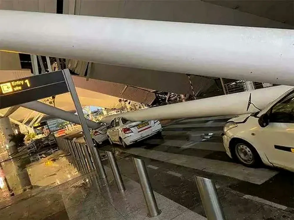 Ploile au dus la prăbușirea tavanului în aeroport FOTO  Business Insider India / X