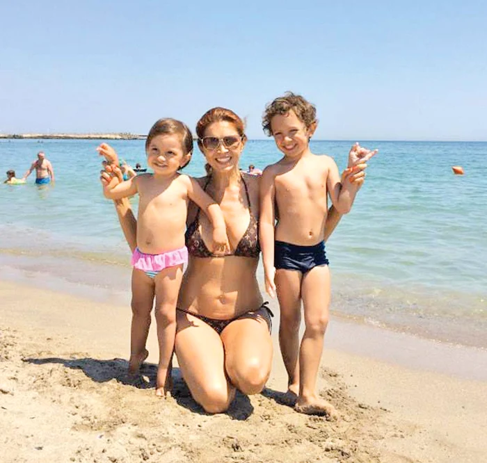 
    Cristina Spătar  se află la mare cu  Albert şi Aida Foto: arhivă personală  