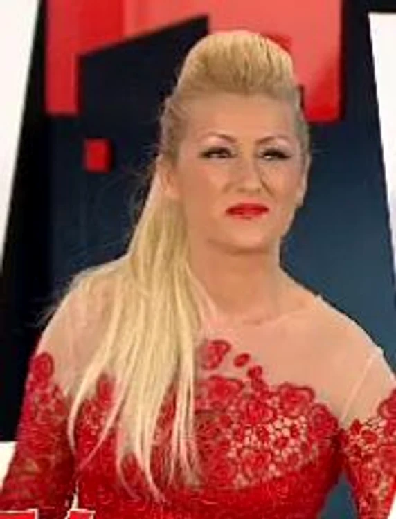 Raluca de la Bambi se simte foarte bine singură (captură: Acasă TV)