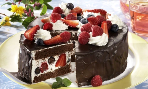 tort de ciocolata cu capsuni si fructe de padure jpeg