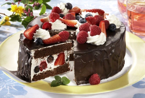 tort de ciocolata cu capsuni si fructe de padure jpeg