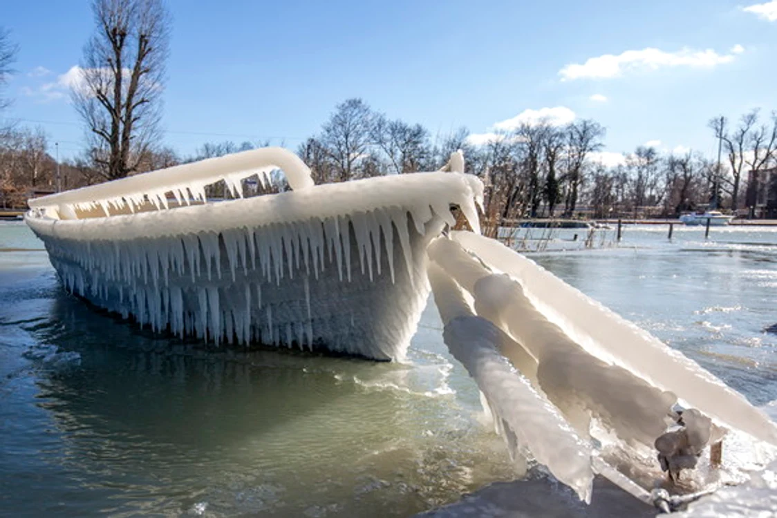 
    Lacul Balaton, Ungaria.  Regatul gheţii  s-a abătut şi peste unguri    