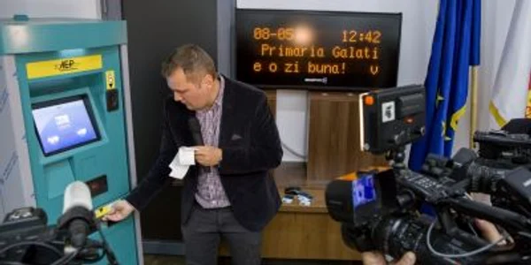 City managerul Humelnicu prezentând o parte dintre facilităţile sistemului eticketing FOTO PMG