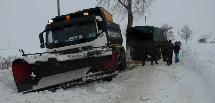 Utilajele de deszăpezire patrulează încontinuu, fără efect