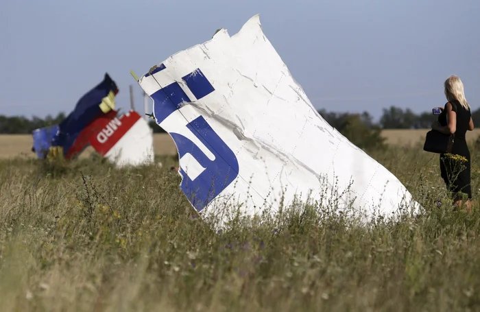 Anchetatorii internaţionali au apreciat că Boeingul a fost perforat în zbor de "proiectile cu mare viteză" FOTO Reuters