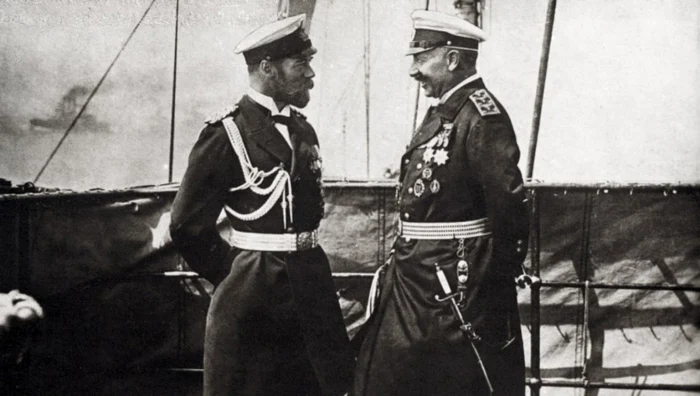 Împăratul rus, Nicolae al II-lea (stânga), alături de vărul său Wilhelm al II-lea, Împăratul german şi Rege al Prusiei, în august 1918 FOTO AFP