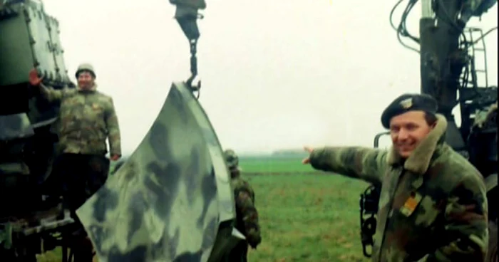 Colonelul Zoltan Dani arată epava F-117 (arhiva foto)