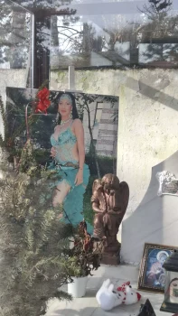 Cavoul regretatei Ștefania Stoian este încă împodobit cu decorațiuni de Crăciun / foto: Viva