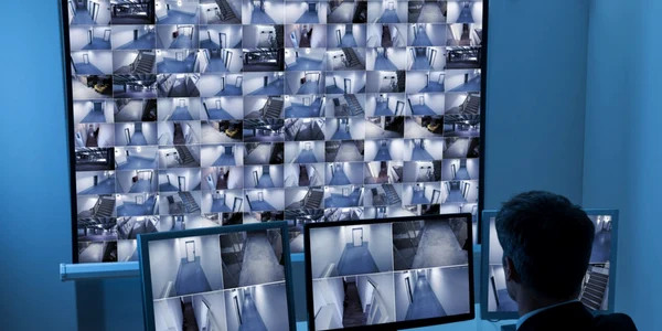 Spionaj FOTO Shutterstock via news.ro