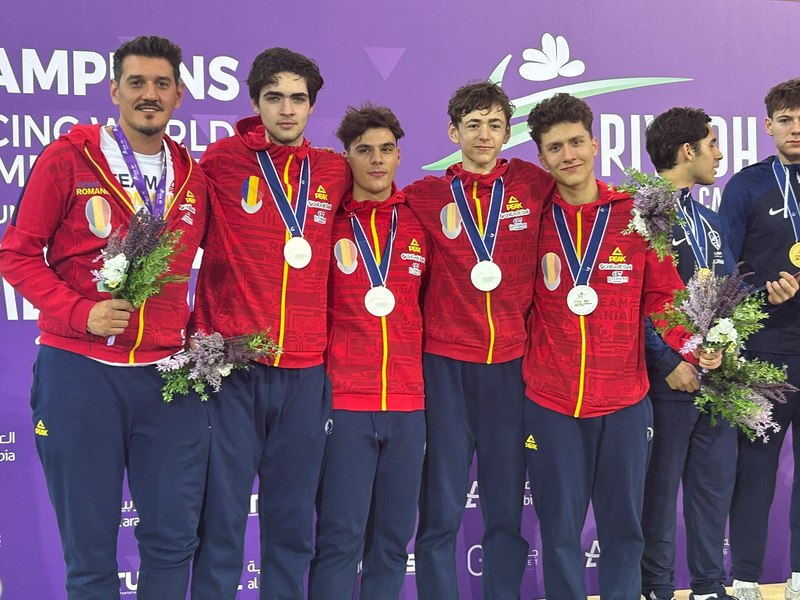  Echipa masculină de sabie a României, medaliată cu argint la Mondialele de juniori