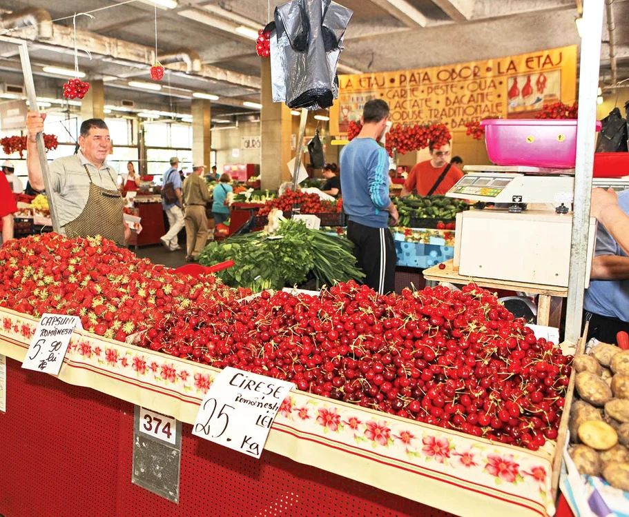 În Obor cireşele se  vând cu 25 de lei kg