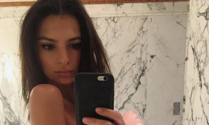 emily ratajkowski selfie png