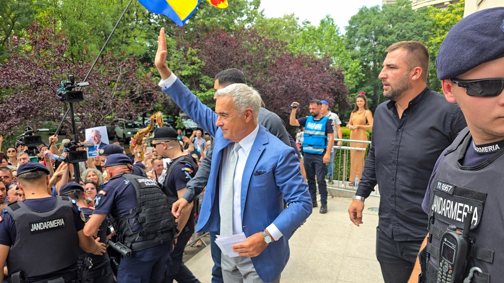 Călin Georgescu, atac la Justiție. „Puterea interioară a poporului ne va elibera din acest jug colonial”. Susținătorii s-au îmbrâncit cu jandarmii