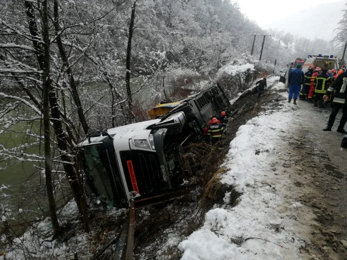 Autotrenul s-a prăbuşit în afara drumului naţional. Foto: ISU Alba