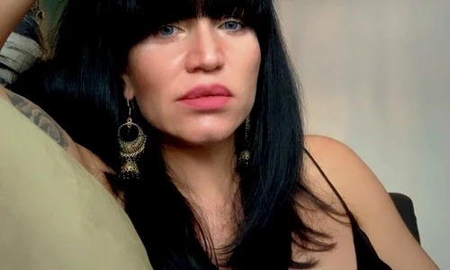 Larisa Oprea pare plânsă, tristă și absentă în această poză, care i a pus pe gânduri pe fani jpeg