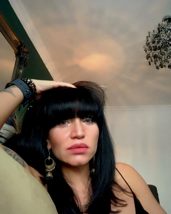 Larisa Oprea pare plânsă, tristă și absentă în această poză, care i-a pus pe gânduri pe fani