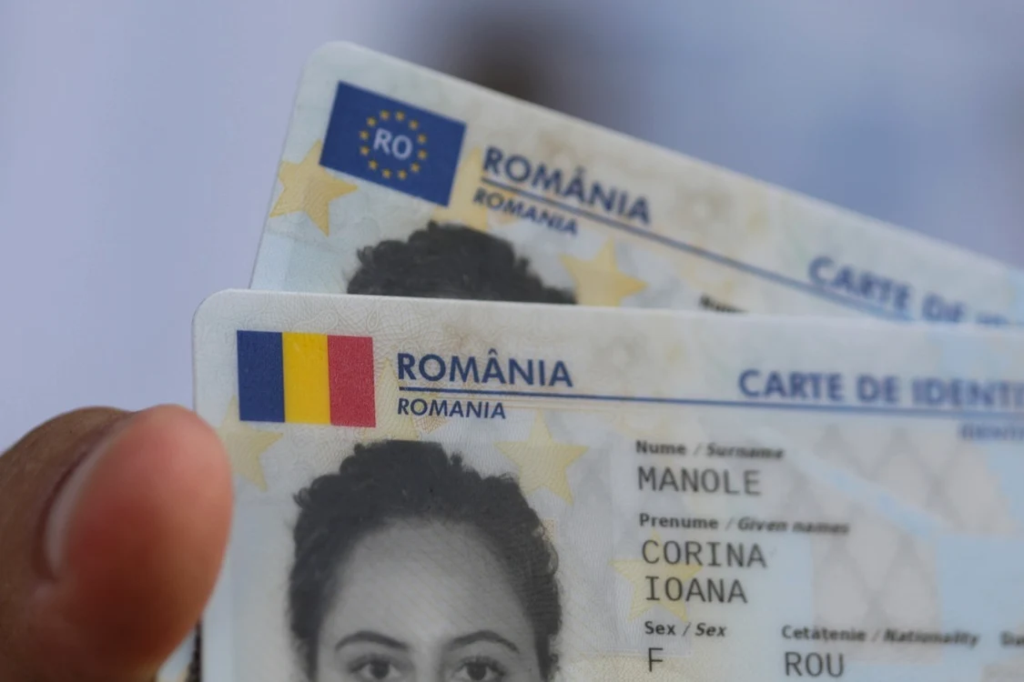 Bucureștenii s-au înghesuit pentru a obține noul buletin electronic FOTO: Arhivă