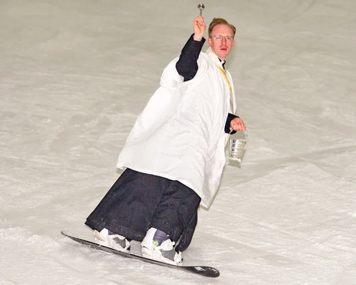 Vicarul britanic Steven Young a citit rugăciuni și a citit din Biblie, pe snowboard