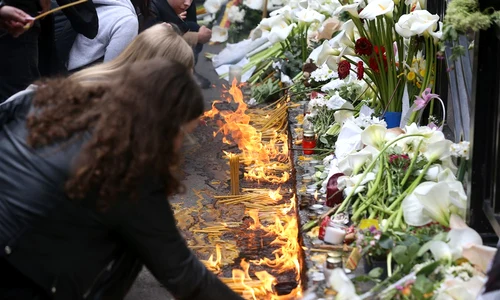 sarbii aduc un ultim omagiu victimelor masacrului din Belgrad 4 mai 2023 foto EPA EFE jpg