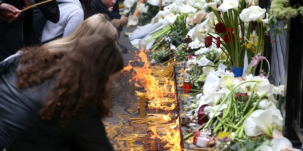 sarbii aduc un ultim omagiu victimelor masacrului din Belgrad 4 mai 2023 foto EPA EFE jpg
