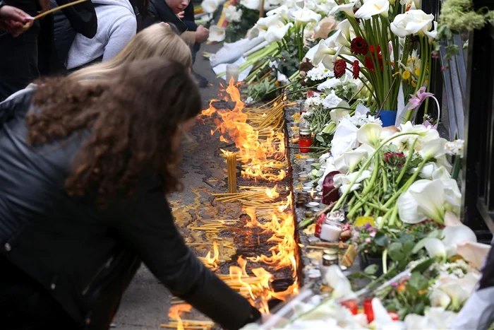 Sârbii sunt îndurerați de drama petrecută într-o școală din Belgrad. Foto EPA EFE