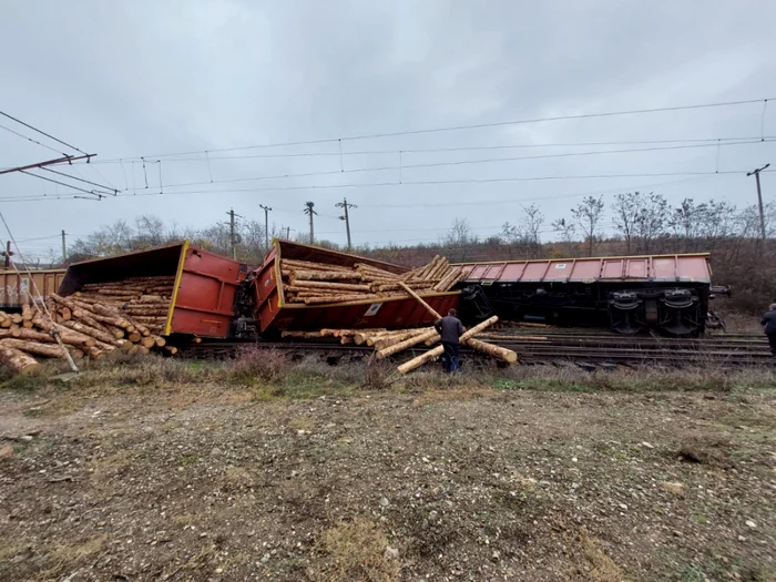 TRei vagoane ale unui tren de marfă compus din 26 vagoane încărcate cu buşteni au deraiat FOTO: CFR