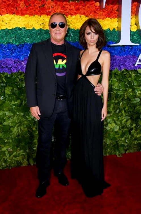 Emily Ratajkowski, alături de Michael Kors pe covorul roșu