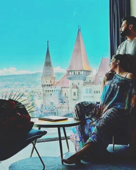 "În fața acestui Castel, în urmă cu 10 ani, eram proaspăt căsătoriți și fericiți", spune Celia