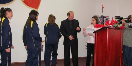 Sportivii au primit bani şi diplome de la primar