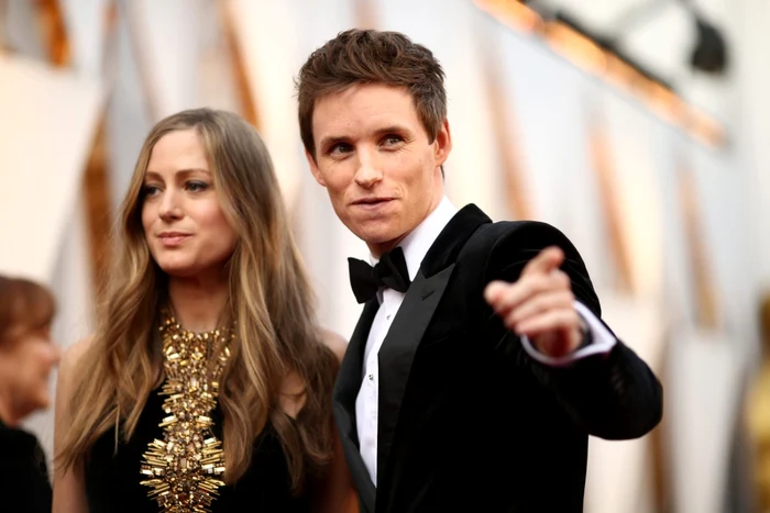 Eddie
Redmayne s-a căsătorit cu Hannah Bagshawe pe 15 decembrie 2014, aceasta fiind
cea care îl ajută să îşi aleagă ţinutele vestimentare FOTO GettyImages/Gulliver